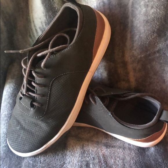 Boys size 5 shoe - Picture 2 of 3